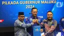 Ketua Umum Partai Demokrat Agus Harimurti Yudhoyono (tengah) saat memberikan surat rekomendasi kepada petahana Gubernur Maluku Murad Ismail (kiri) dan Michael Wattimena untuk maju sebagai bakal calon gubernur dan wakil gubernur dalam Pilkada Maluku 2024 di Kantor DPP Partai Demokrat, Jakarta, Selasa (11/6/2024). (Liputan6.com/Angga Yuniar)