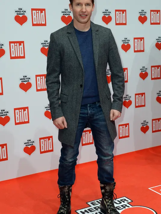 Namun ternyata kebersamaan Ed Sheeran dan James Blunt hanyalah sebuah lelucon. (Bintang/EPA)