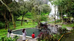 Libur perayaan Imlek 2026 diisi sebagian warga untuk berwisata di kawasan Kawah Kamojang. Tampak dalam foto, pengunjung menikmati suasana Kawah Kamojang di Kabupaten Garut, Jawa Barat. (Kapanlagi.com/Budy Santoso)