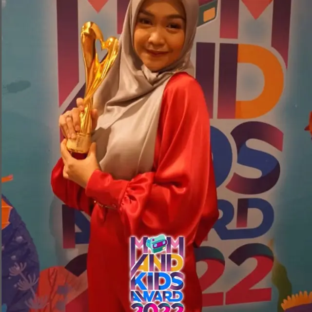 6 Potret Ria Ricis di Mom and Kids Awards 2022, Badan Langsingnya Banjir Pujian
