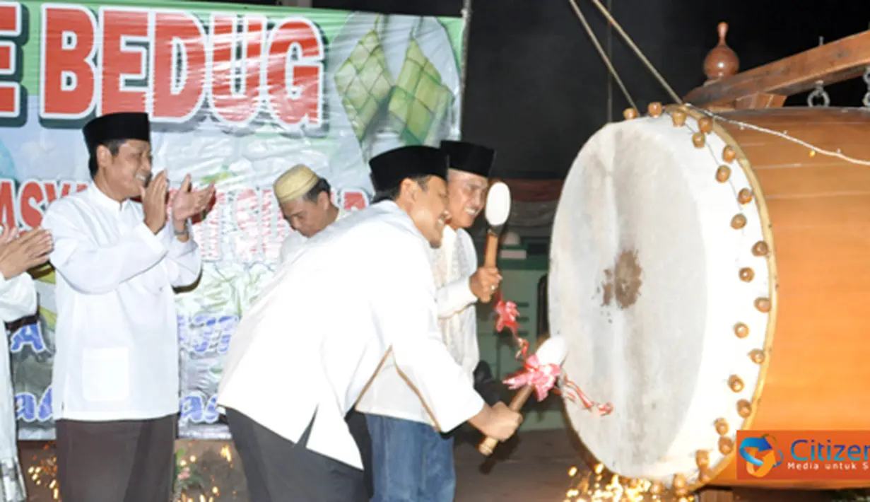 Keluarga besar Prajurit Marinir Pasmar-1 turut memeriahkan Takbiran dengan menggelar Parade Bedug yang dilaksanakan di Masjid Al-Akbar Surabaya, Selasa (30/8).