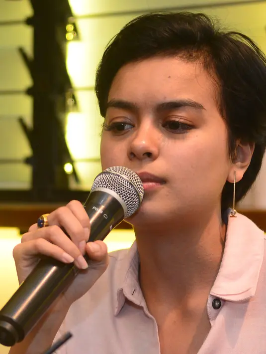 Menurut artis kelahiran Jakarta 24 tahun silam itu, bermusik merupakan cinta pertamanya. Sejak kecil, anak musisi Indra Lesmana itu suka mendengarkan musik. Apalagi dididik menjadi pendengar yang variatif. (Galih W. Satria/Bintang.com)