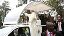 Paus Francis saat menyapa warga Kenya yang telah datang di halaman Universitas Nairobi, Kenya, (26/11).  Paus Francis datang ke Kenya untuk memberi ceramah tentang konflik antara umat beragama di Kenya. (REUTERS/Noor Khamis)