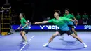 <p>Ong Yew Sin (tengah) dari Tim Blitzers berusaha mengembalikan kok ke arah tim Rockets dalam laga pertama 3v3 Badminton XL 2025 yang berlangsung di Istora Senayan, Jakarta, Jumat (03/10/2025). (Bola.com/Bagaskara Lazuardi)</p>
