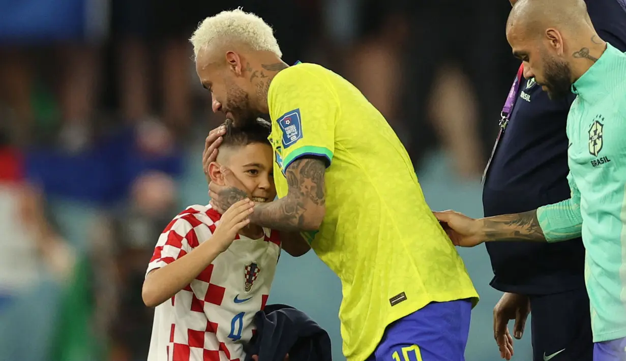Penyerang PSG itu kemudian memeluk Leo lalu diikuti pemain senior Brasil, Dani Alves menghampiri mereka. (AFP/Adrian Dennis)