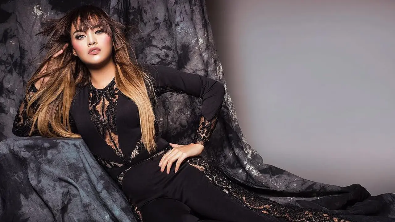 [Bintang] Seksi Elegan, Ini 8 Foto Aurel Hermansyah Saat Pakai Busana Hitam
