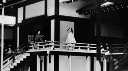 Pengantin Michiko Shoda berjalan mengenakan setelan busana pernikahan tradisional pada hari pernikahannya di Istana Kerajaan di Tokyo, pada 10 April 1959. (AFP Photo)