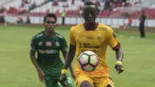 Gelandang Sriwijaya FC, Makan Konate, berusaha mengontrol bola saat melawan PSMS Medan pada perebutan tempat ketiga Piala Presiden di SUGBK, Jakarta, Sabtu (17/2/2018). PSMS kalah 0-4 dari Sriwijaya. (Bola.com/Vitalis Yogi Trisna)