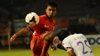 Penyerang Persija, Rohit Chand mencoba menahan bola yang mengarah ke Khusnul Yuli (Persik Kediri) di stadion GBK Jakarta, (30/5/2014). (Liputan6.com/Helmi Fithriansyah)