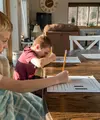 Tentukan waktu khusus setiap hari untuk mengerjakan PR agar menjadi kebiasaan yang tidak terasa seperti beban (Foto: Jessica Lewis/Unsplash)