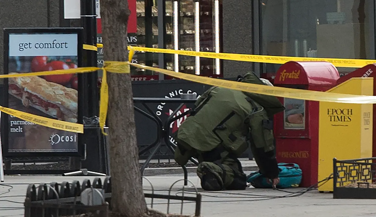 Penjinak bom memeriksa paket mencurigakan di dekat Hilton Garden Hotel di Washington, DC.AS (19/1). Jelang dilantiknya Donald Trump, Polisi AS menemukan benda yang mencurigakan. (AFP Photo/Andrew Caballero-Reynolds)