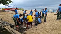 Warga bersama Lanud Dhomber saat membersihkan kawasan Pantai Seraya Balikpapan. (Liputan6.com/Apriyanto)