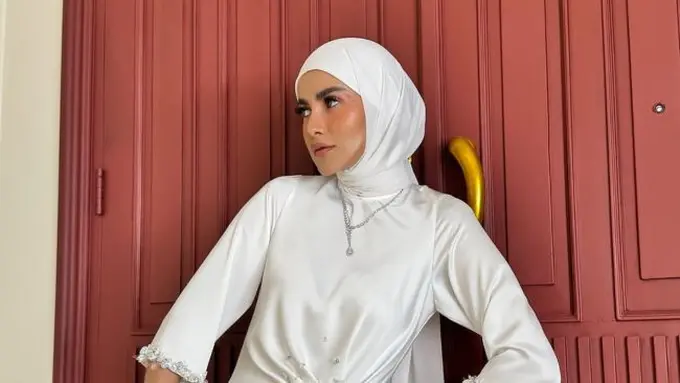 Potret Olla Ramlan dengan Gamis Putih. (instagram/ollaramlan)