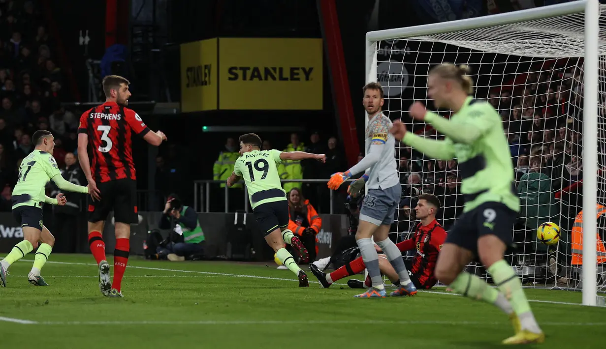 Pemain Manchester City, Julian Alvares (tengah) merayakan gol pertama timnya ke gawang Bournemouth pada laga pekan ke-25 Liga Inggris 2022/2023 di Vitality Stadium Minggu (26/02/2023 WIB. The Cityzens menang dengan skor 4-1. (AFP/Adrian Dennis)