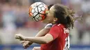 Pemain Kanada, Christine Sinclair, berebut bola dengan pemain AS, Carli Lloyd, dalam turnamen sepak bola wanita Concacaf di Stadion BBVA Compass, (21/2/2016). (AFP/Thomas B. Shea-USA TODAY Sports)