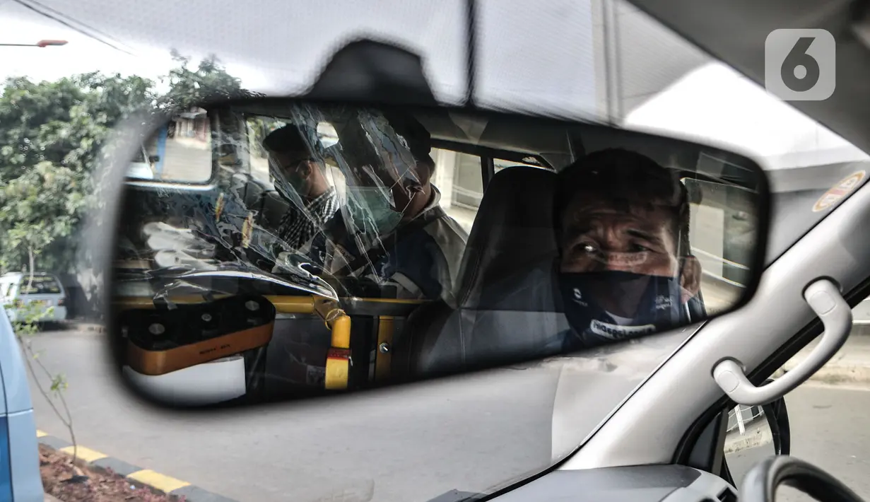 Refleksi kaca spion saat sopir angkutan Jak Lingko All New Purwarupa Mikrotrans menunggu penumpang di Jakarta, Minggu (6/9/2020). Saat ini, layanan All New Purwarupa masih dalam uji coba publik alias gratis selama 6 bulan ke depan dengan rute Tanah Abang-Kota. (merdeka.com/Iqbal S. Nugroho)
