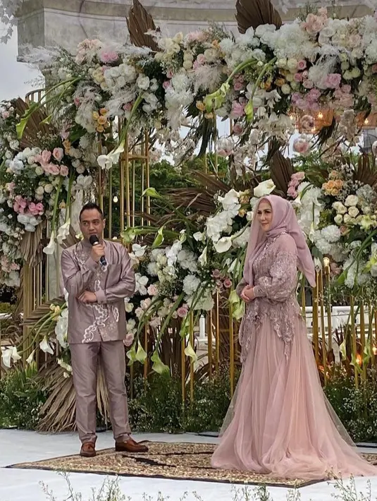 Sementara Ferry Irawan tampil gagah kenakan beskap warna senada. (Instagram/ashanty_ash).