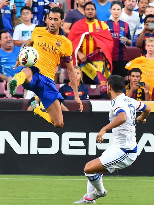 Gelandang Barcelona, Sergio Busquets mengontrol bola di depan Eden Hazard saat International Champions Cup 2015 di Landover, Maryland, Rabu (29/7/2015). Chelsea menang 4-2 lewat adu penalti, usai bermain imbang 2-2 waktu normal. (AFP/NICHOLAS KAMM)