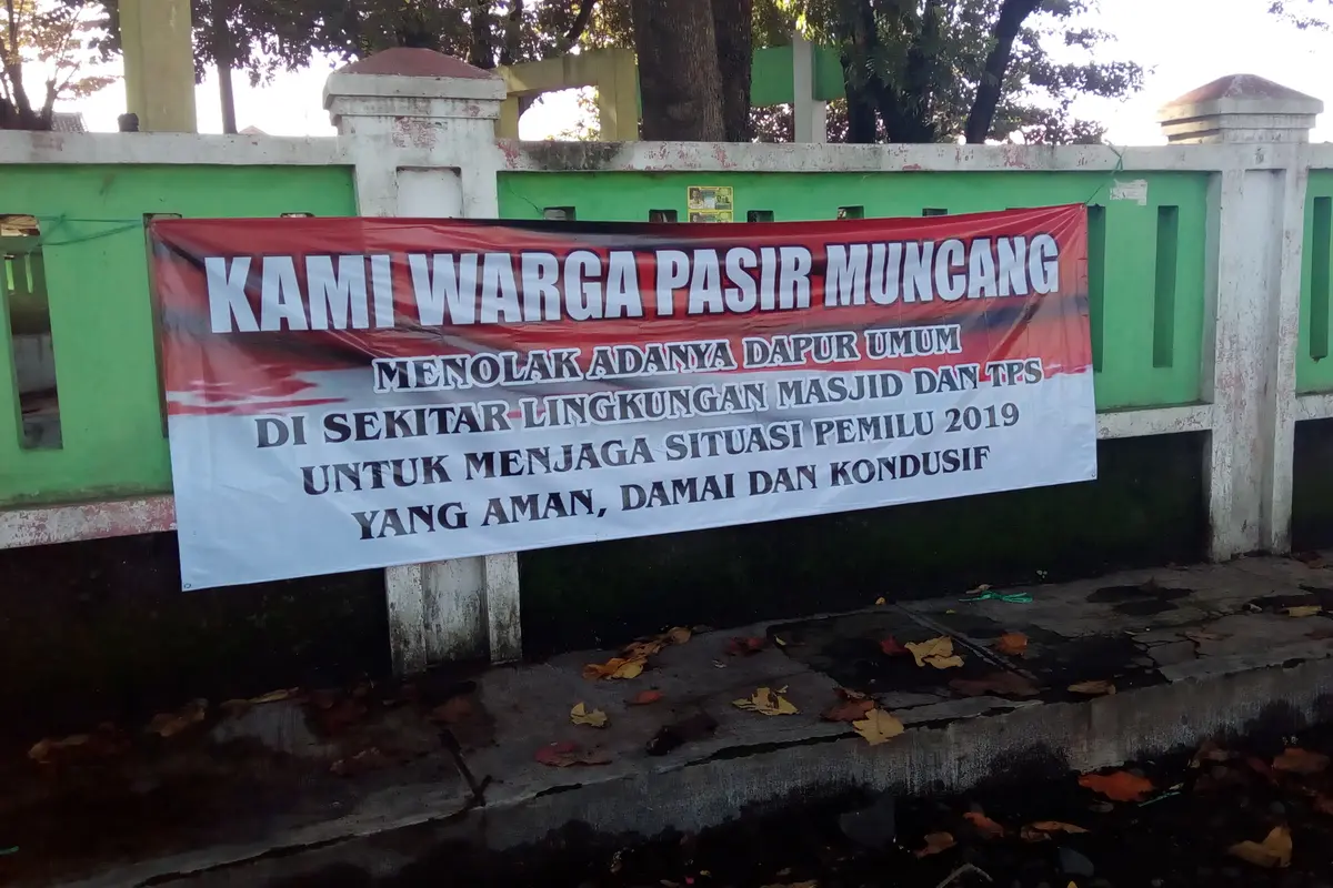 Spanduk pelarangan pendirian dapur umum di sekitar masjid dan TPS di Garut, Jawa Barat