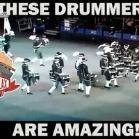 Aksi Drum Band Ini Bikin Merinding