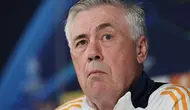 Pelatih Real Madrid, Carlo Ancelotti saat konferensi pers menjelang pertandingan babak 16 besar Liga Champions 2024/2025 melawan Atletico Madrid di Real Madrid Sports City, Valdebebas, Spanyol, Senin (03/03/2025) waktu setempat. (AFP/Thomas Coex)
