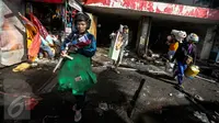 Kesibukan para pedagang yang menyelematkan barang dagangannya saat kebakaran besar melanda Pasar Senen, Jakarta Pusat, Kamis (19/1). Kebakaran di kios asesoris Pasar Senen terjadi sekitar pukul 04.30 WIB. (Liputan6.com/Faizal Fanani)