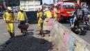 Petugas Bina Marga Pasar Minggu menambal jalan yang rusak di Jalan Raya Ragunan, Jakarta, Senin (22/4). Petugas mengaku bahwa keberadaan beton pembatas jalan justru membuat jalan di kawasan tersebut selalu rusak setiap hujan deras karena menimbulkan genangan air. (Liputan6.com/Immanuel Antonius)