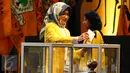 Airin Rachmi Diany memasukkan surat suara ke dalam kotak suara pada pemilihan Caketum Golkar di Munaslub Golkar, Bali, Selasa (17/5). Dalam voting, Setya Novanto terpilih menjadi Ketua Umum Golkar dengan perolehan 277 suara (Liputan6.com/Johan Tallo)