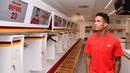 Pemain baru AS Roma, Justin Kluivert, melihat ruang ganti usai diperkenalkan ke publik di Trigoria, Roma, Jumat (22/6/2018). Dirinya didatangkan dengan harga 17,25 juta euro dari Ajax Amsterdam. (Laman Resmi AS Roma)