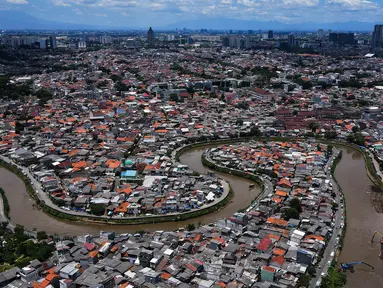 Foto udara memperlihatkan aktivitas pengerukan endapan material lumpur kali Ciliwung, Jakarta, Selasa (19/3/2024). (merdeka.com/Imam Buhori)