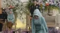 Aksi pengantin perempuan mematahkan besi. (dok. tangkapan layar Instagram @agendasolo)