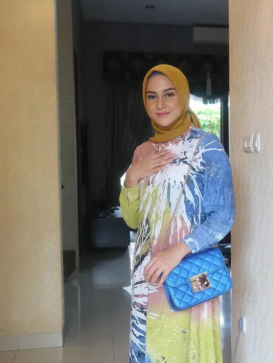 Tidak pernah yang berlebihan, Nina sering banget terlihat memakai hijab persegi yang dibuat menjadi segitiga dan kemudian dililit dan diikatkan di bagian lehernya. Simple kan? (Instagram/ninazatulini22)