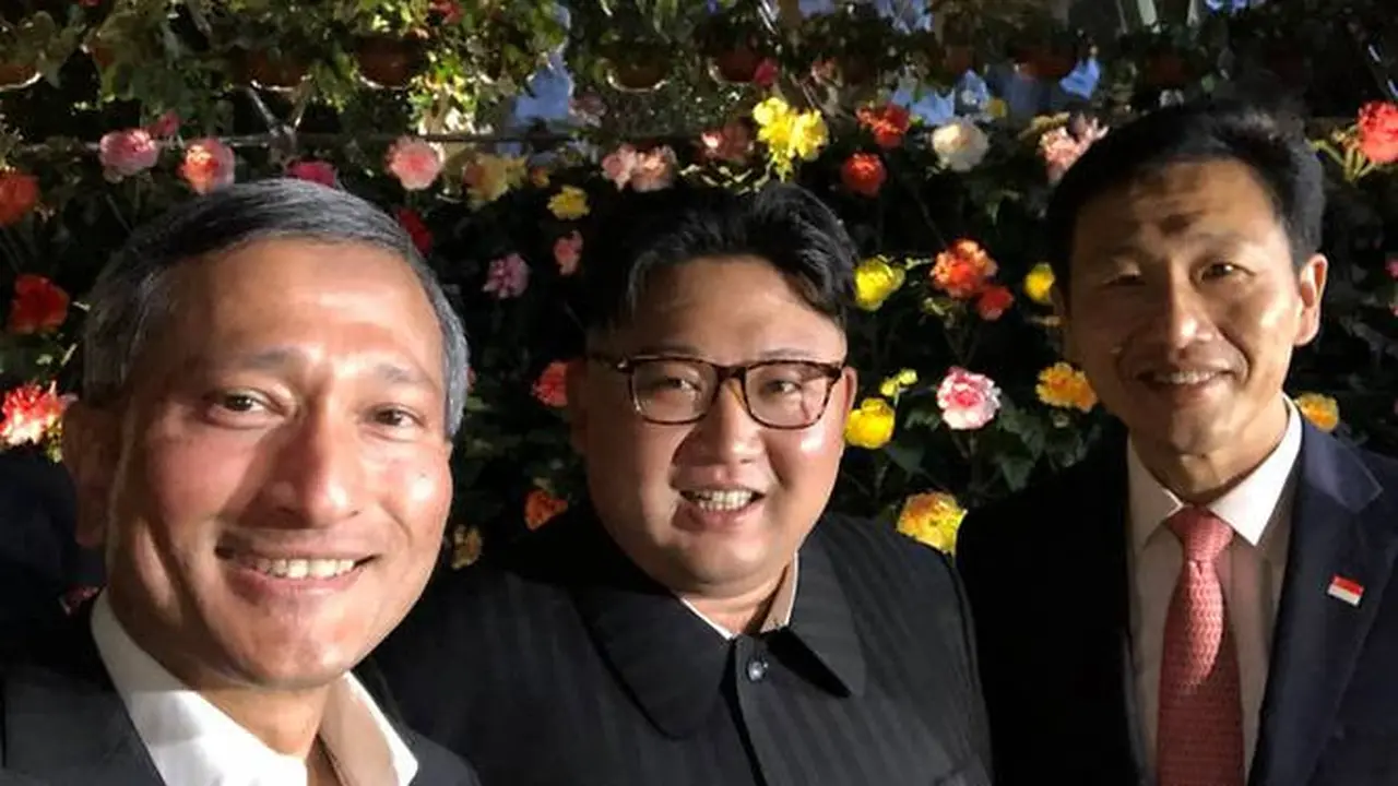 Kim Jong-un berswafoto bersama Menteri Luar Negeri Singapura, Vivian Balakrishnan dan Menteri Pendidikan Ong Ye Kung (Facebook/Vivian Balakrishnan)