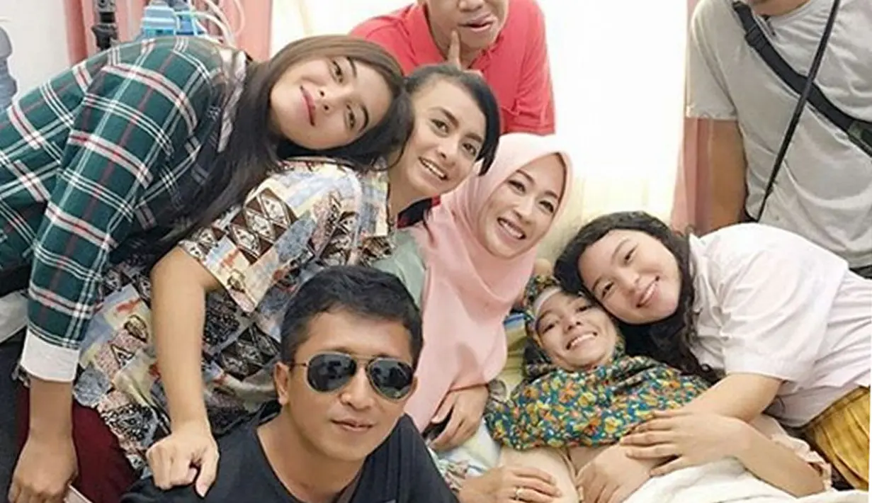 Dunia hiburan Tanah Air kembali berduka. Renita Sukardi, telah meninggal dunia pada Senin (10/4/2017) pukul 08.00 WIB di Rumah Sakit Cipto Mangunkusumo (RSCM), Jakarta Pusat. Rasa sakit yang dirasakan Renita pun kini sirna sudah. (Instagram/irensukardi)