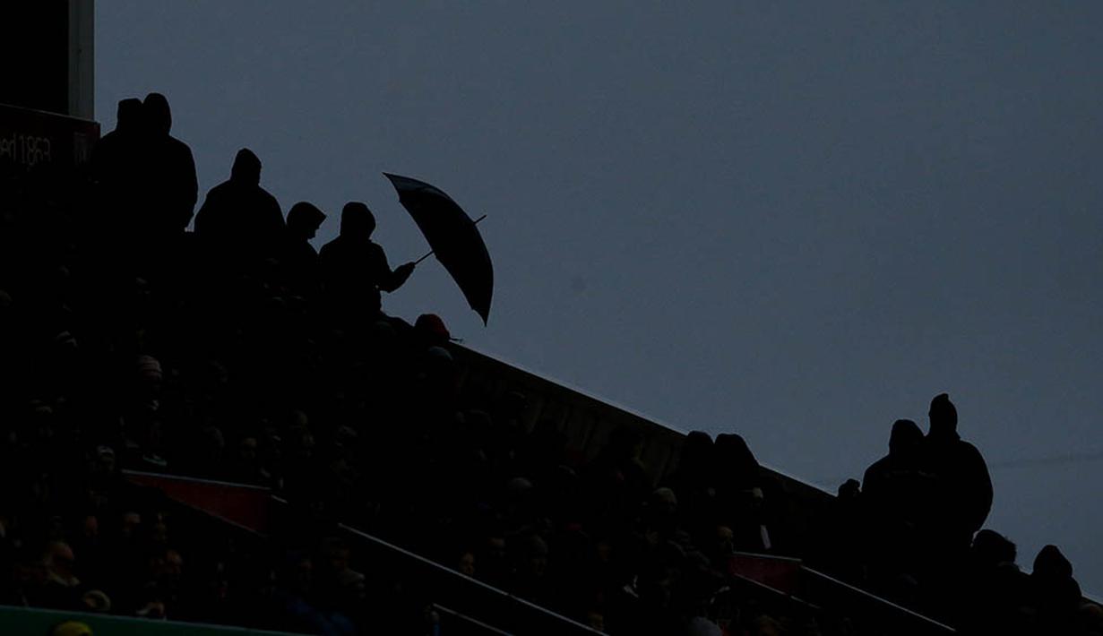Siluet suporter Stoke saat menyaksikan laga melawan Everton di Stadion Britannia, Inggris, Sabtu (6/2/2016). Stoke takluk 0-3 dari Everton. (Reuters/Andrew Boyers)