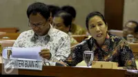 Menteri BUMN Rini Soemarno (kanan) saat mengikuti rapat dengar pendapat, Jakarta, Senin (6/4/2015). (Liputan6.com/Andrian M Tunay)