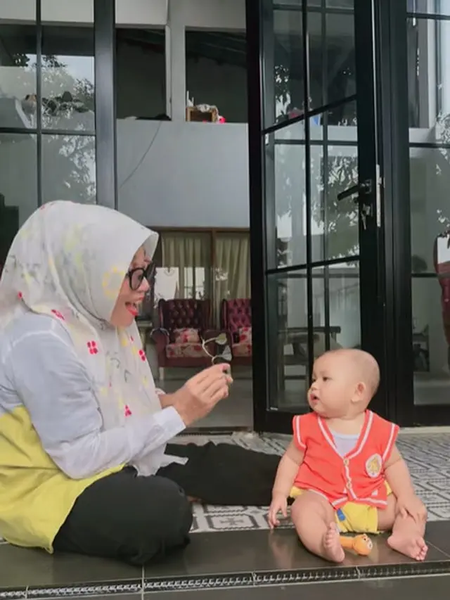 7 Potret Teras Rumah Nursyah Ibunda Indah Permatasari, Asri dengan Nuansa Hijau dan Aktivitas Sehari-hari