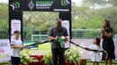 <p>Ketua Umum KONI, Marciano Norman melakukan potong pita saat Launching Borussia Academy di Deutsche Schule Jakarta, BSD, Tangerang, Sabtu (03/06/2023). (Bola.com/Bagaskara Lazuardi)</p>