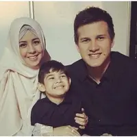 Apa alasan Risty Tagor tak mau bersalaman dengan Stuart Collin yang masih sah menjadi suaminya?