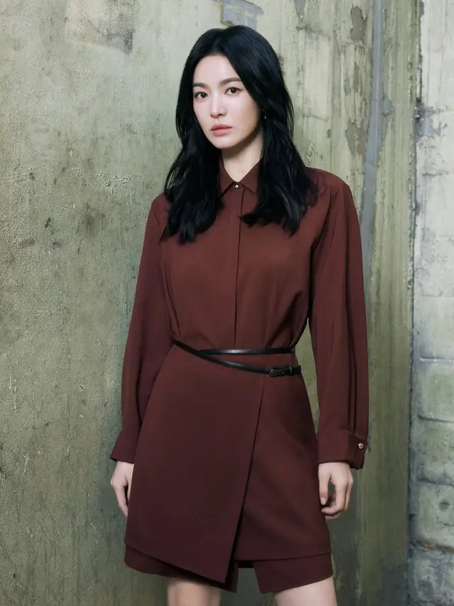 Gaya Anggun Song Hye Kyo Mengenakan Busana Semi Formal, Tampil Stylish dan Memikat (credit: Instagram/kyo1122)