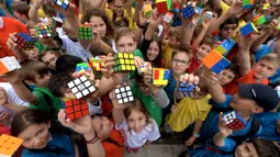 Mereka merayakan ulang tahun ke-50, Kubus Rubik, sebuah permainan teka teki mekanik penemuan arsitek Hungaria, Erno Rubik. (Ferenc ISZA/AFP)
