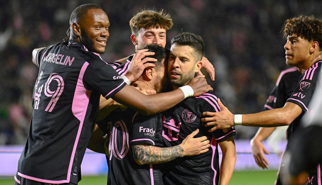 Pemain Inter Miami, Lionel Messi (tengah kiri) dan Jordi Alba (tengah kanan) merayakan gol penyeimbang 1-1 ke gawang LA Galaxy pada laga Major League Soccer 2024 di Dignity Health Sports Park, California, Amerika Serikat, Senin (26/02/2024) WIB. (AFP/Patrick T. Fallon)