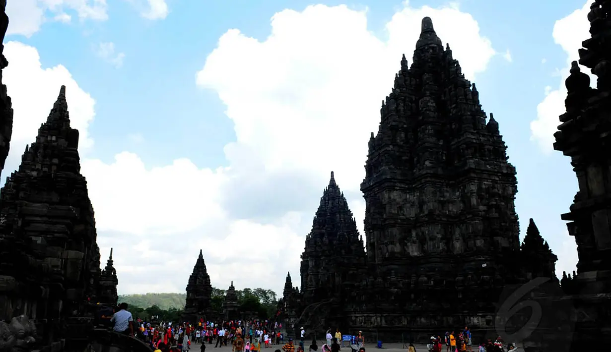 Dalam libur Lebaran ini warga bersama keluarganya memanfaatkan dengan berwisata mengelilingi areal candi yang dibangun sekitar abad IX itu, Yogyakarta, Minggu (3/7/14). (Liputan6.com/Andrian M Tunay)