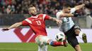 Striker Argentina, Sergio Aguero, melepaskan tendangan saat melawan Rusia pada laga persahabatan jelang Piala Dunia 2018 di Stadion Luzhniki, Moskow, Sabtu (11/11/2017). Rusia kalah 0-1 dari Argentina. (AP/Pavel Golovkin)