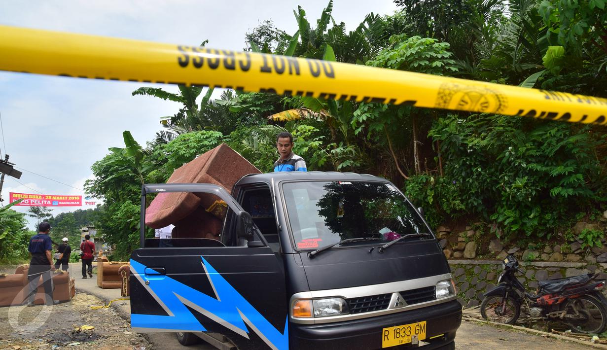 Warga mengevakuasi barang miliknya pasca longsor di Desa Clapar, Kecamatan Madukara, Banjarnegara, Jawa Tengah, Rabu (30/3). Sebagian warga mengungsi ke tempat aman dan diperkirakan longsoran menutup lahan kebun buah salak seluas 60 hektar. (Foto: Gholib)