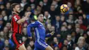 Gelandang Chelsea, Eden Hazard, berebut bola dengan bek Bournemouth, Simon Francis. Sepanjang laga Chelsea melakukan 14 kali tembakan, sementara Bournemouth hanya tujuh kali. (Reuters/Peter Nicholls)