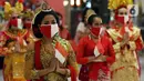 Penari mengenakan pakaian tradisional menampilkan tarian khas daerah-daerah Indonesia dalam acara "Tunjukan Indonesiamu, Satukan Negeri" di Jakarta, Sabtu (15/8/2020). Acara yang digelar virtual tersebut untuk mengampanyekan budaya Indonesia dan memperingati HUT ke-75 RI. (Liputan6.com/Johan Tallo)
