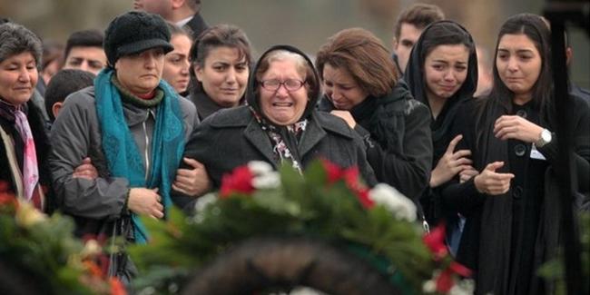 Ribuan orang hadir dalam pemakaman Tugce. | Foto: copyright bbc.com