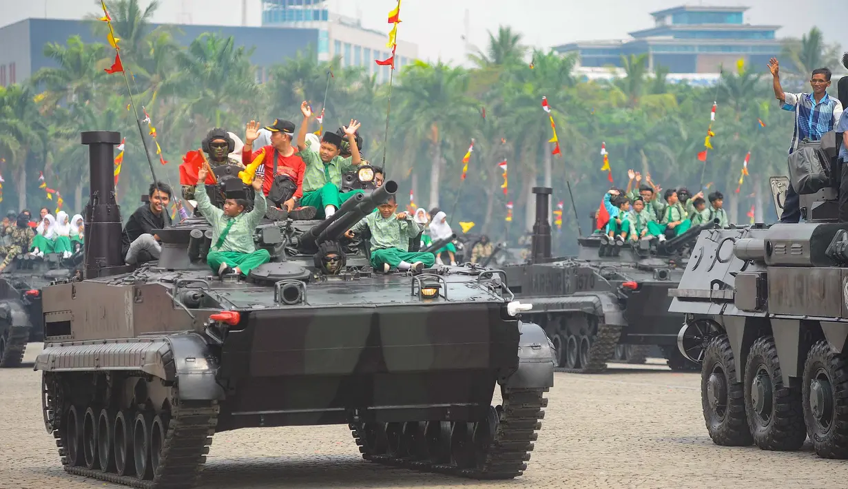 TNI turut mengajak masyarakat umum untuk mengikuti defile alutsista. (merdeka.com/Arie Basuki)