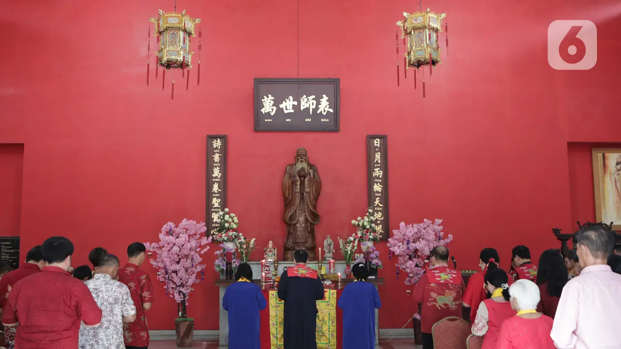 Sembahyang di Klenteng Kong Miao TMII